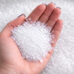 Regranulat w workach foliowych – kiedy realnie obniża koszt, a kiedy generuje straty?